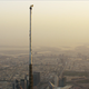 Así de brutal es saltar desde la cima del edificio más alto del mundo